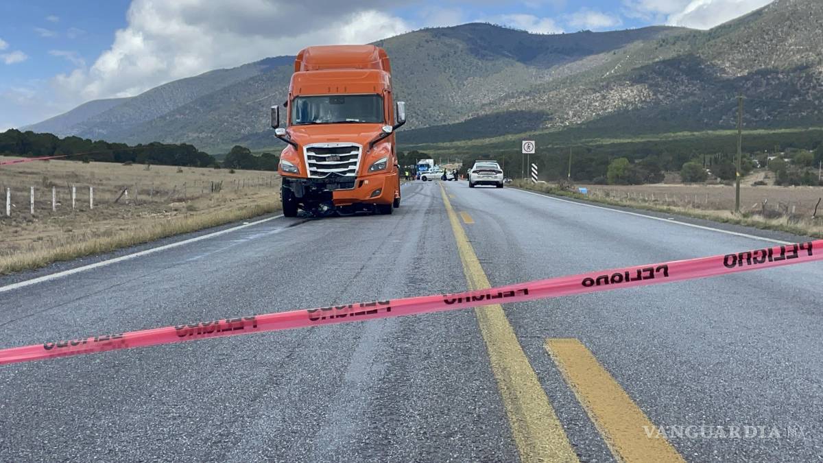 Fallece motociclista en choque frontal con un tractocamión, en Arteaga