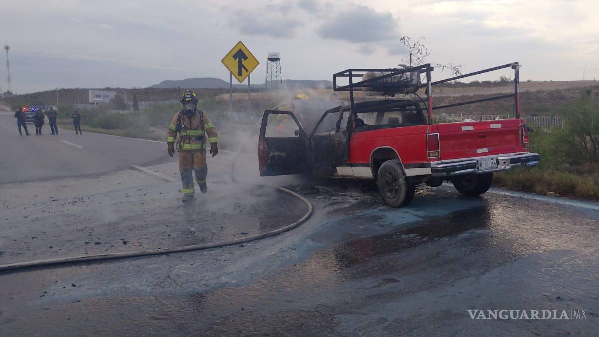 Incendio acaba con camioneta, en Ramos Arizpe