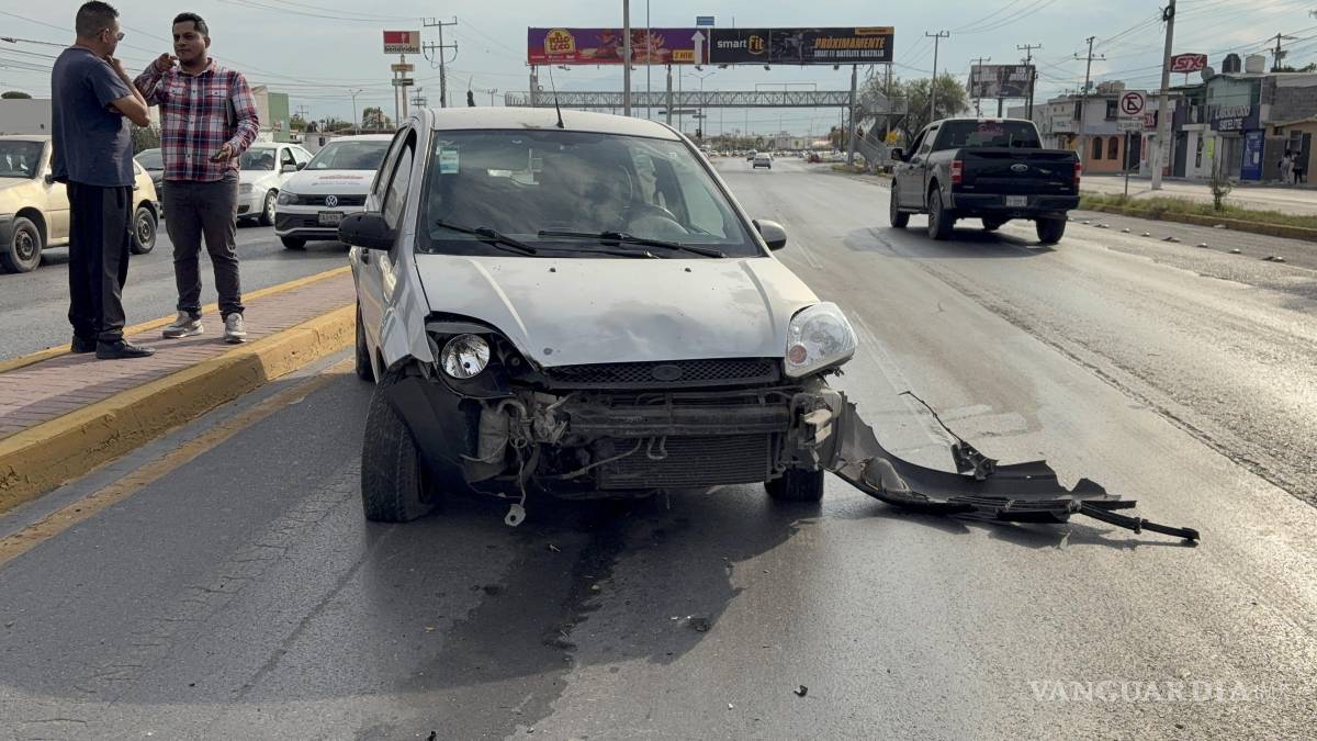 Maniobra para esquivar automóvil termina en choque sobre el periférico, en Saltillo