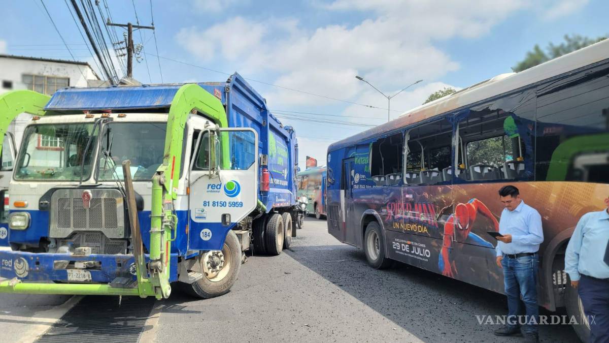 Seis lesionados deja choque entre camión urbano y unidad recolectora de basura, en Nuevo León