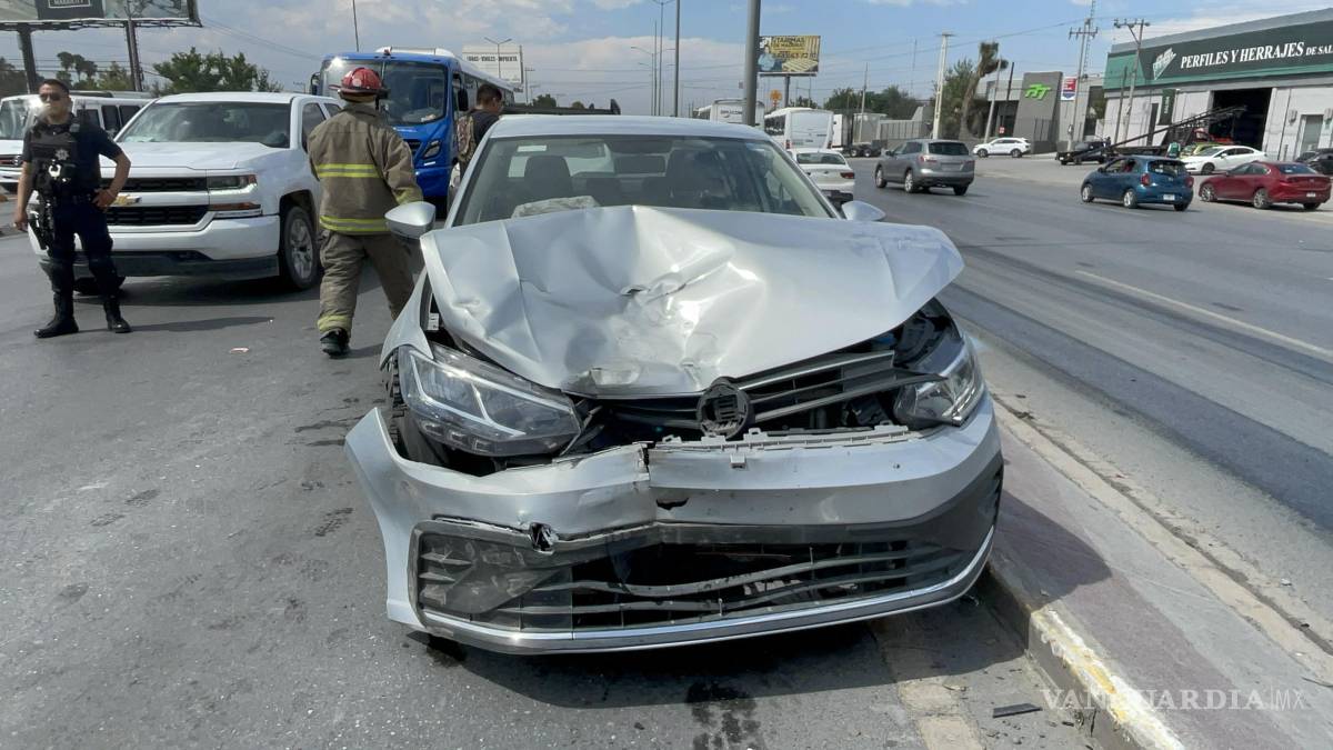 Caída de tinaco ocasiona accidente e incendio de auto, en Ramos Arizpe