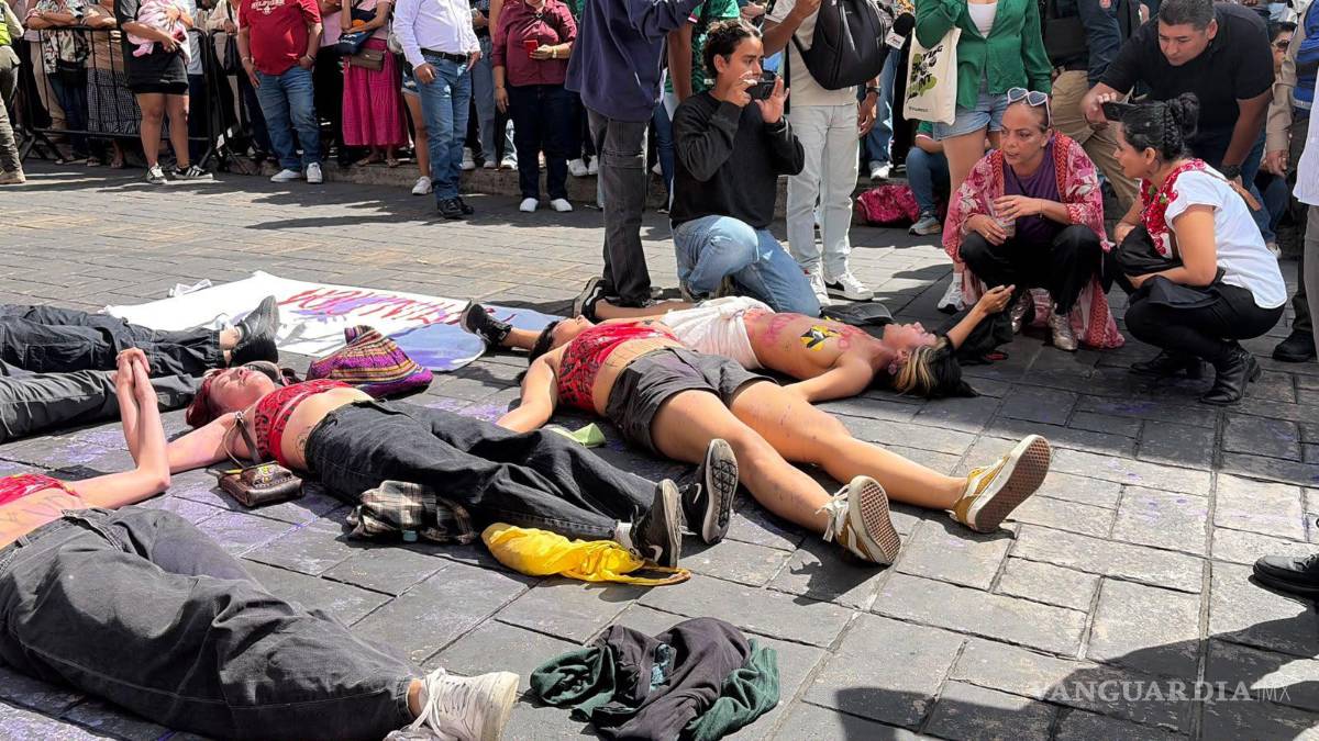 Feminicidio de Claudia Tacoronte: Alumnas de la UAEM protestan en el desfile cívico tras el Grito en Cuernavaca