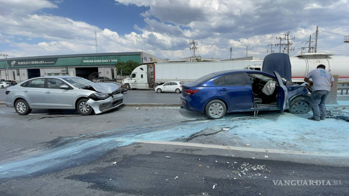 Caída de tinaco ocasiona accidente e incendio de auto, en Ramos Arizpe