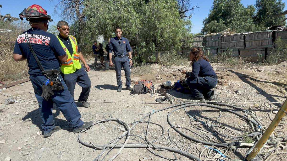 Rescatan bomberos a dos personas del fondo de una noria, en Saltillo