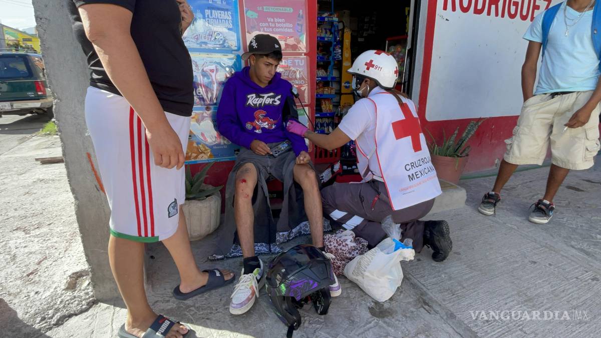 Conductora embiste a motociclista, en Saltillo