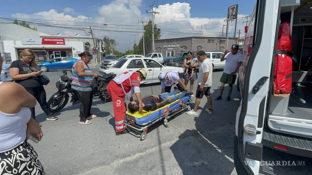 Joven motociclista se impacta contra auto, en Saltillo