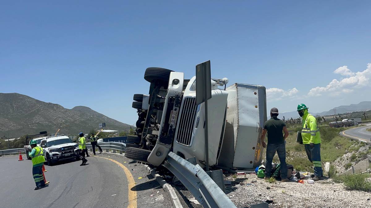 Vuelca camión cargado con calcetines en la Monterrey-Saltillo