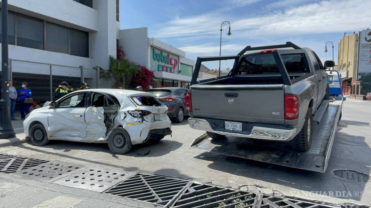 Saltillo: Se pasa en rojo y provoca fallecimiento de una mujer