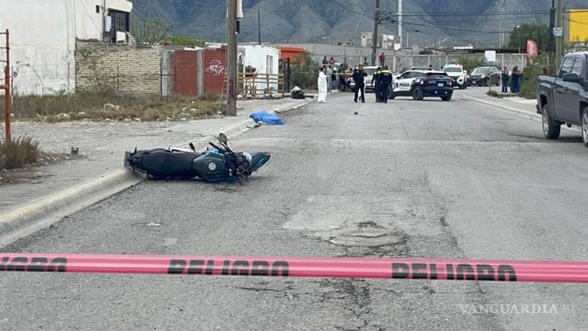 $!Paramédicos acudieron al lugar del accidente para brindar atención a los ocupantes de la motocicleta; sin embargo, uno de ellos ya no contaba con signos vitales debido a la gravedad de las lesiones sufridas.