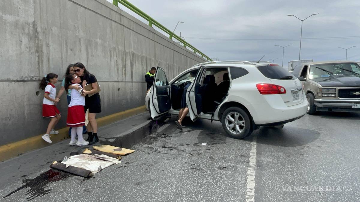Familia se impacta contra muro de contención, en Saltillo