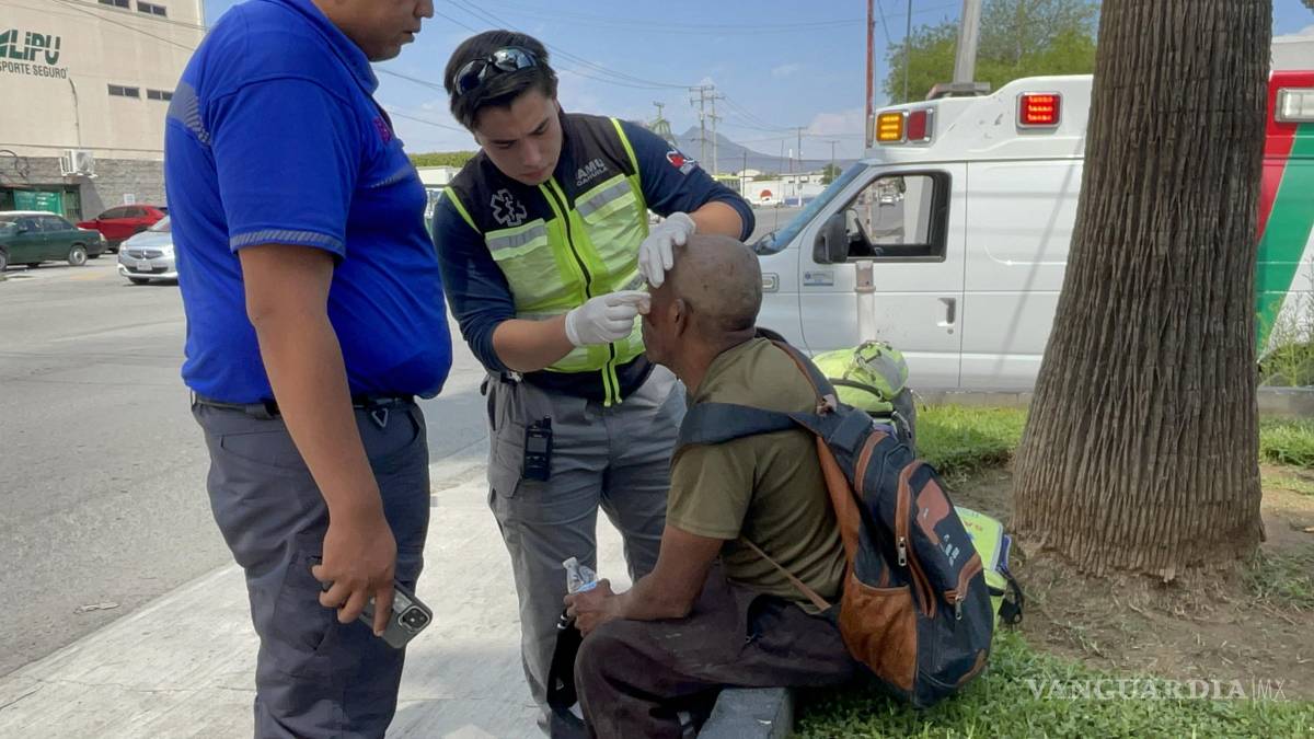 Saltillo: Convulsiona, cae sobre avenida y se golpea el rostro
