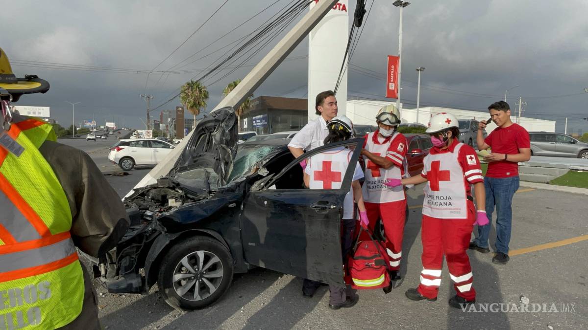 Se salva tras derribar poste en bulevar Venustiano Carranza, en Saltillo