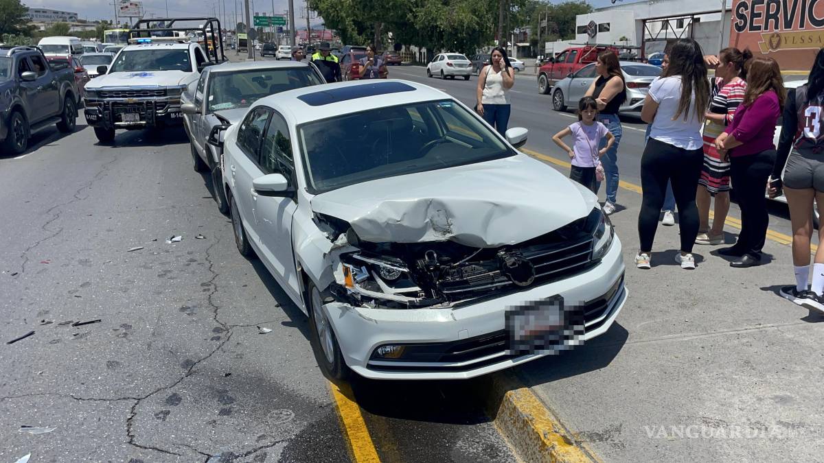 Choque por alcance dejó dos vehículos sobre el camellón en Saltillo