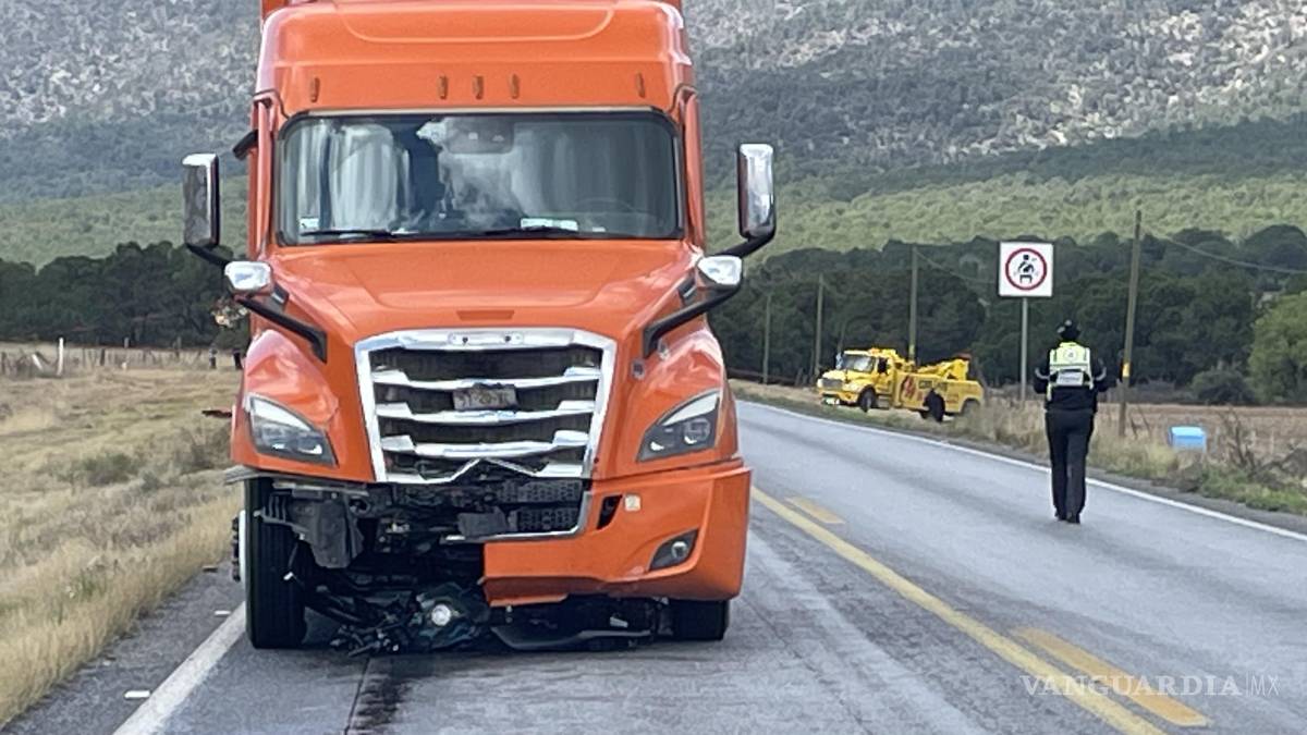 Fallece motociclista en choque frontal con un tractocamión, en Arteaga
