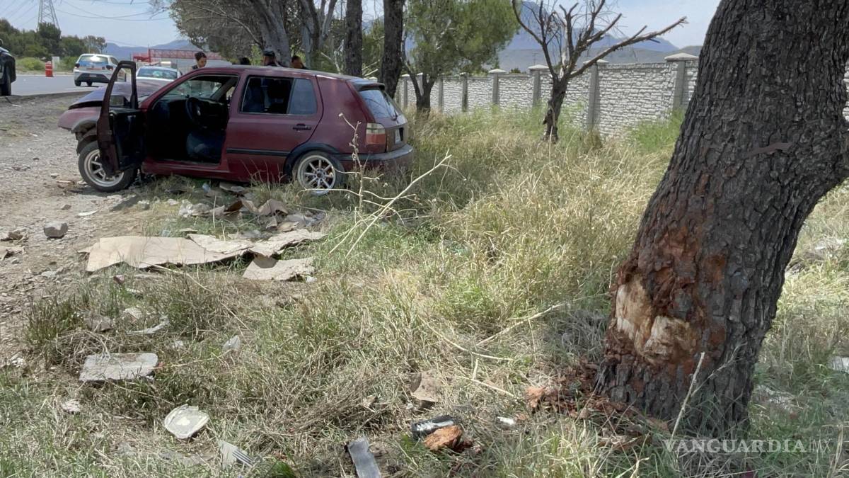 Familia se estrella contra árbol, en Saltillo; uno de los hijos termina grave