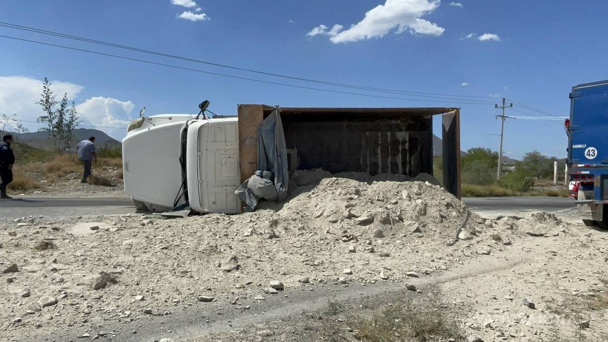 Camión sufre volcadura en la carretera a Monclova