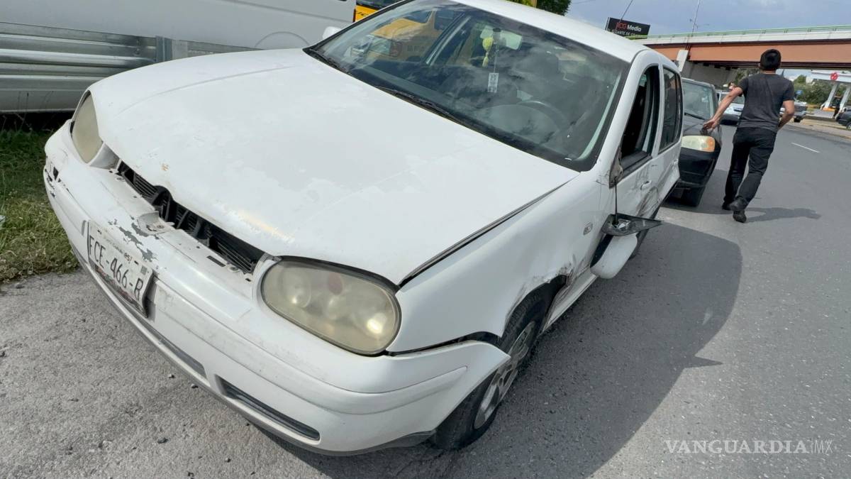 Auto choca a camioneta y la proyecta al camellón, en Saltillo