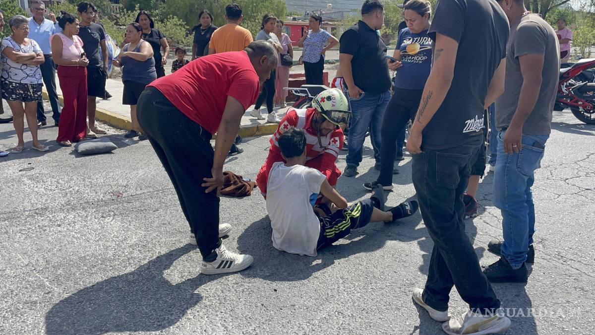 Tras persecución, menores en moto se estrellan contra camión, en Saltillo