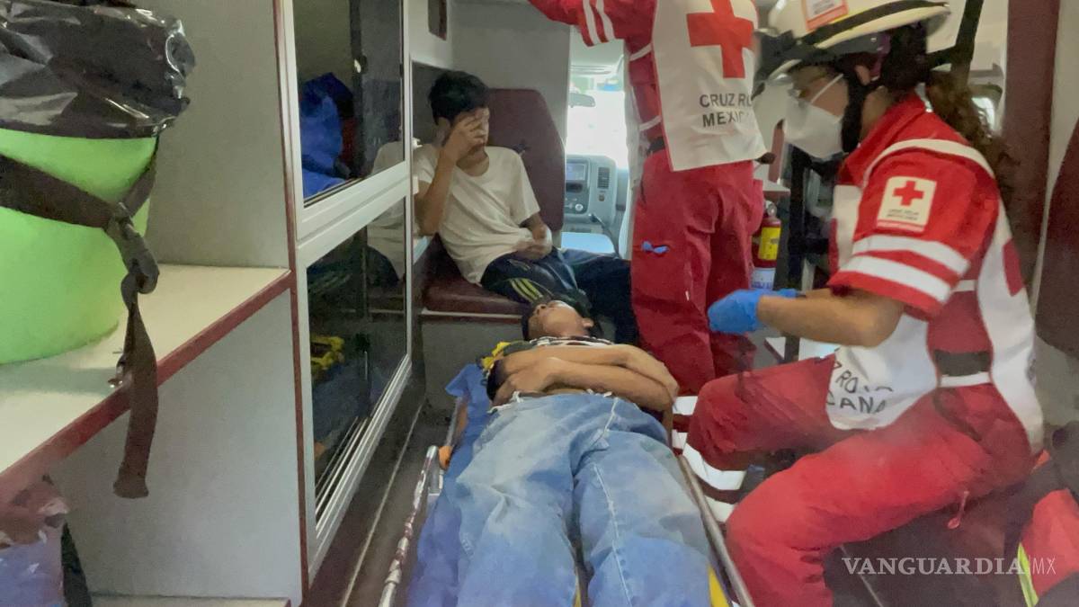 Tras persecución, menores en moto se estrellan contra camión, en Saltillo