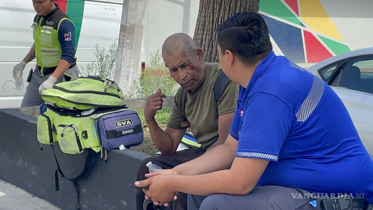 Saltillo: Convulsiona, cae sobre avenida y se golpea el rostro