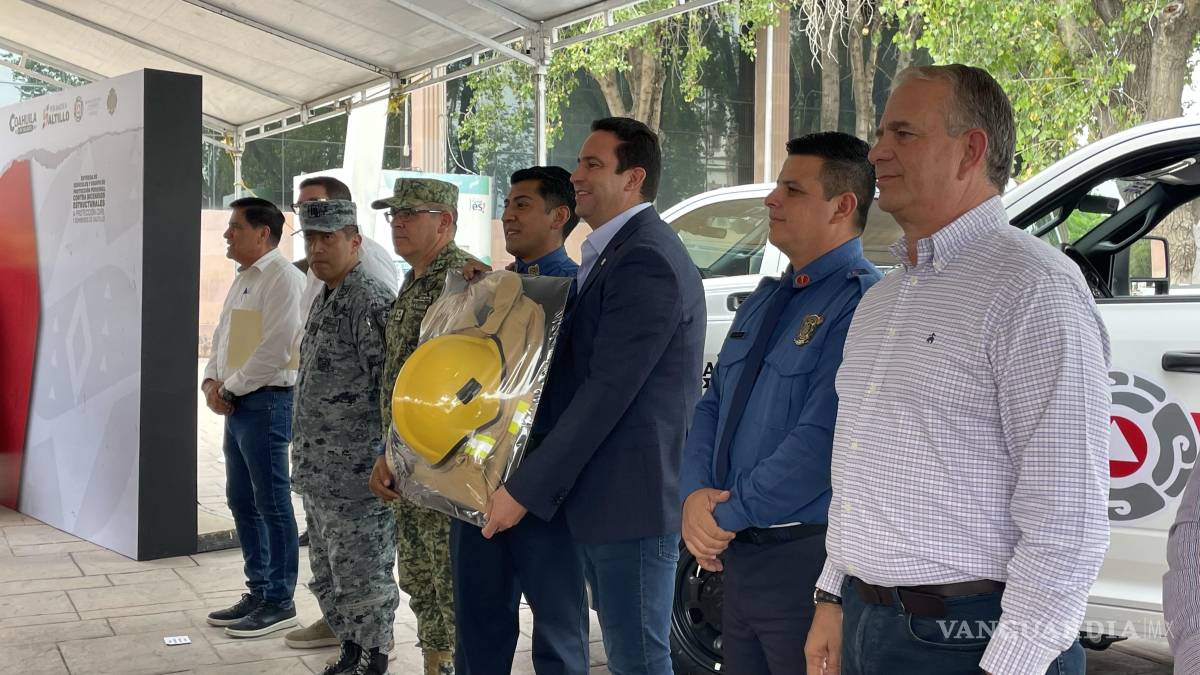 Entregan unidades y uniformes a Bomberos y Protección Civil de Saltillo