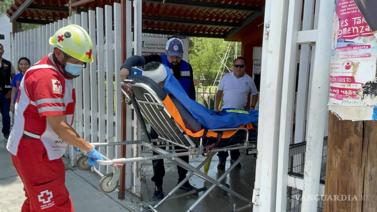 Cae de más de cinco metros al instalar cámaras en secundaria de Saltillo