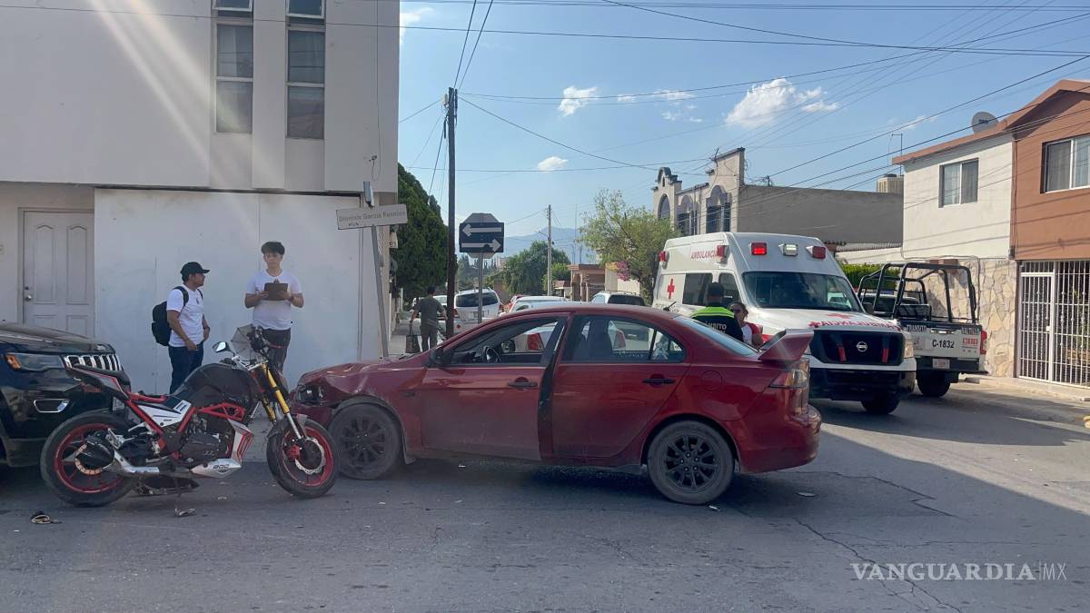 Repartidor termina con fractura expuesta tras chocar contra auto, en Saltillo