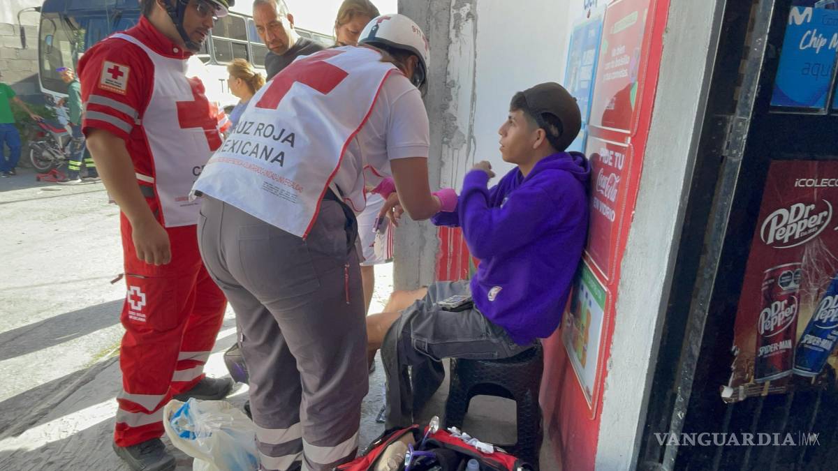 Conductora embiste a motociclista, en Saltillo