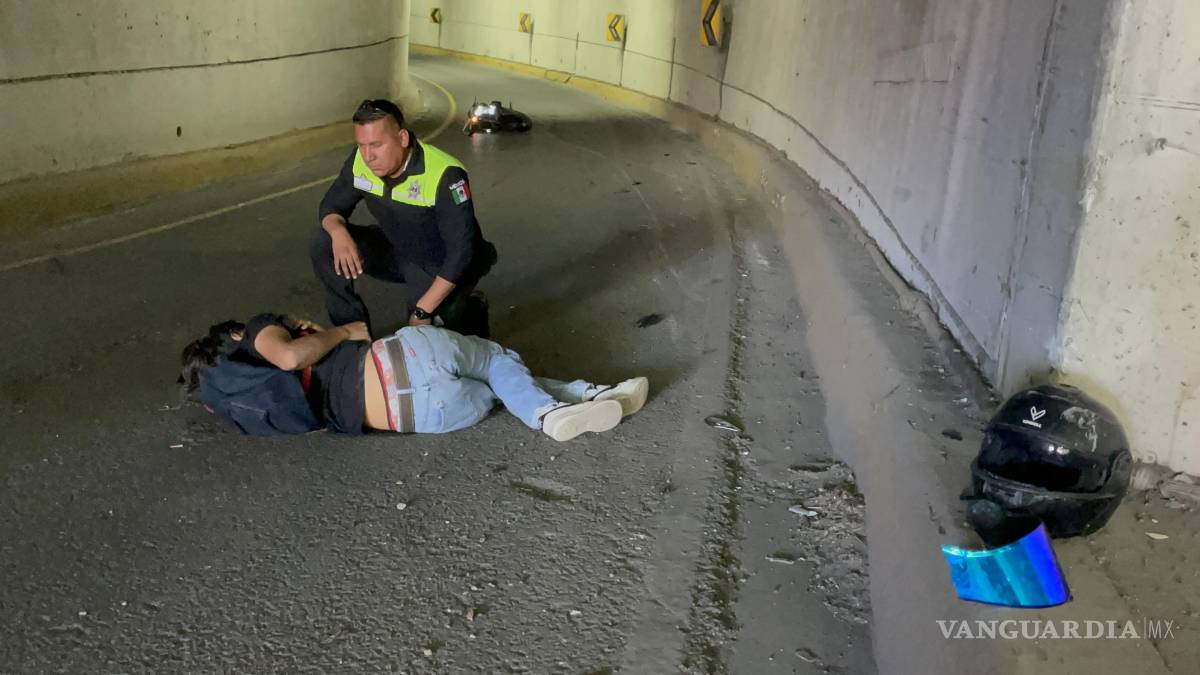 En Saltillo, termina motociclista de 17 años con fractura tras derrapar