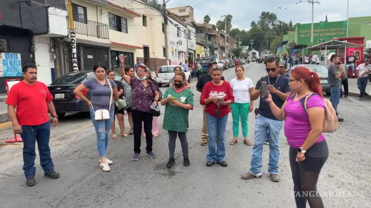 Bloquean vialidades por presunta negligencia médica en la Clínica 1 del IMSS de Saltillo