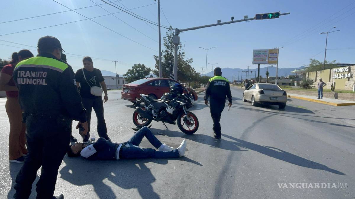 Motociclista provoca dos choques al dar vuelta prohibida en Saltillo; resulta lesionado
