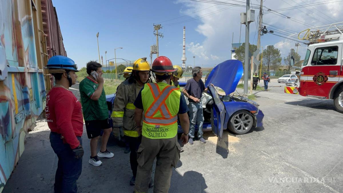 Tren embiste automóvil en cruce ferroviario de Saltillo