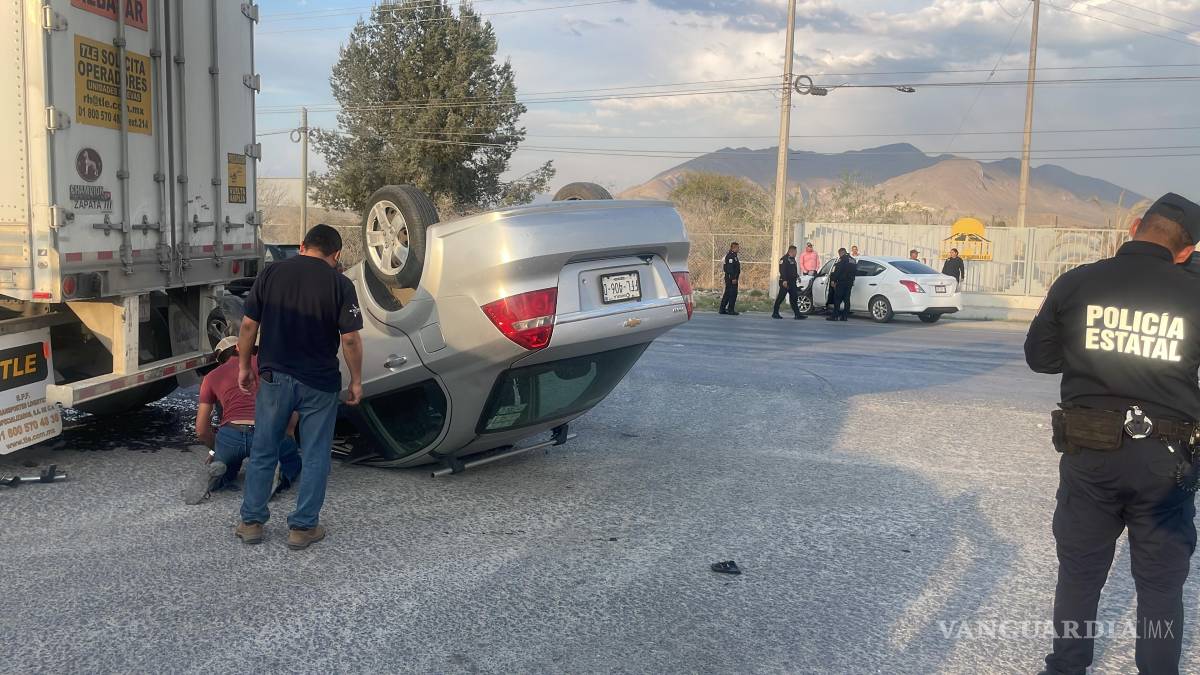 Lo chocan y termina volcado, en Arteaga