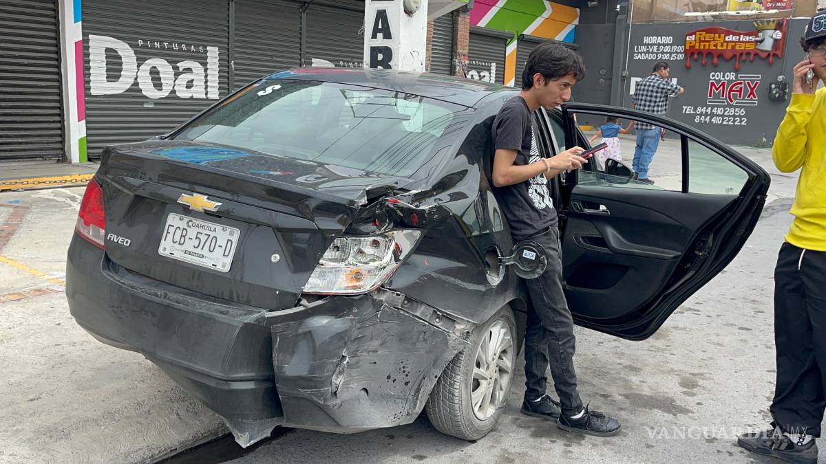 Repartidor se pasa el alto y choca, en Saltillo