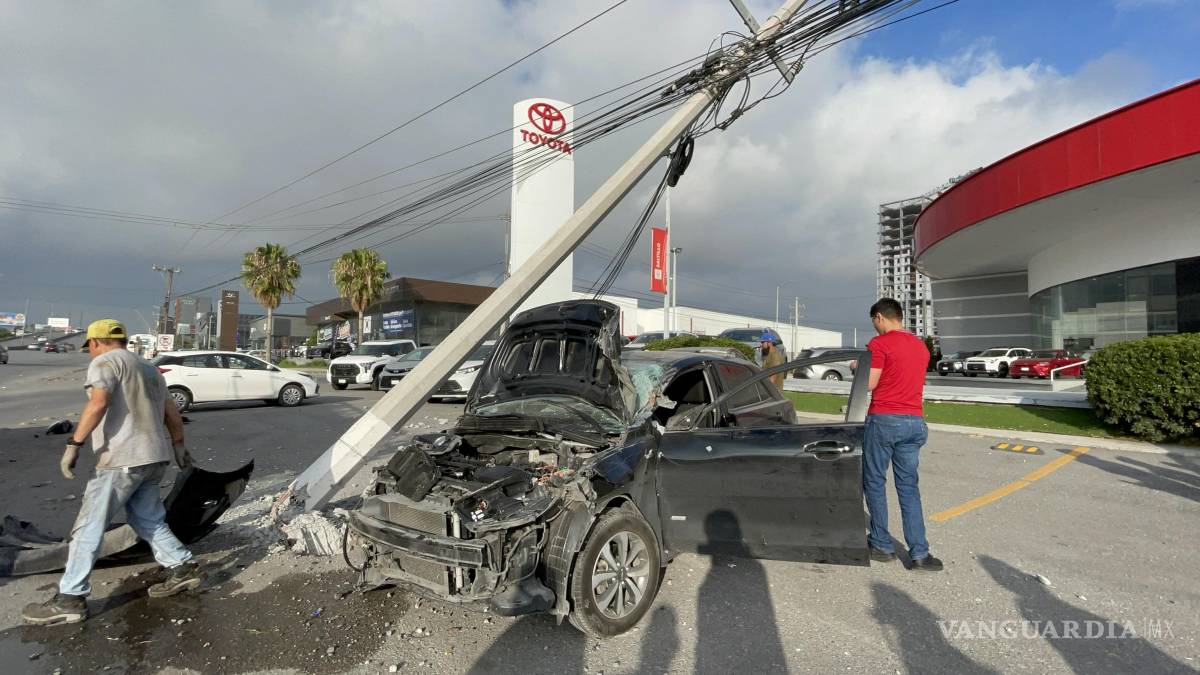 Se salva tras derribar poste en bulevar Venustiano Carranza, en Saltillo