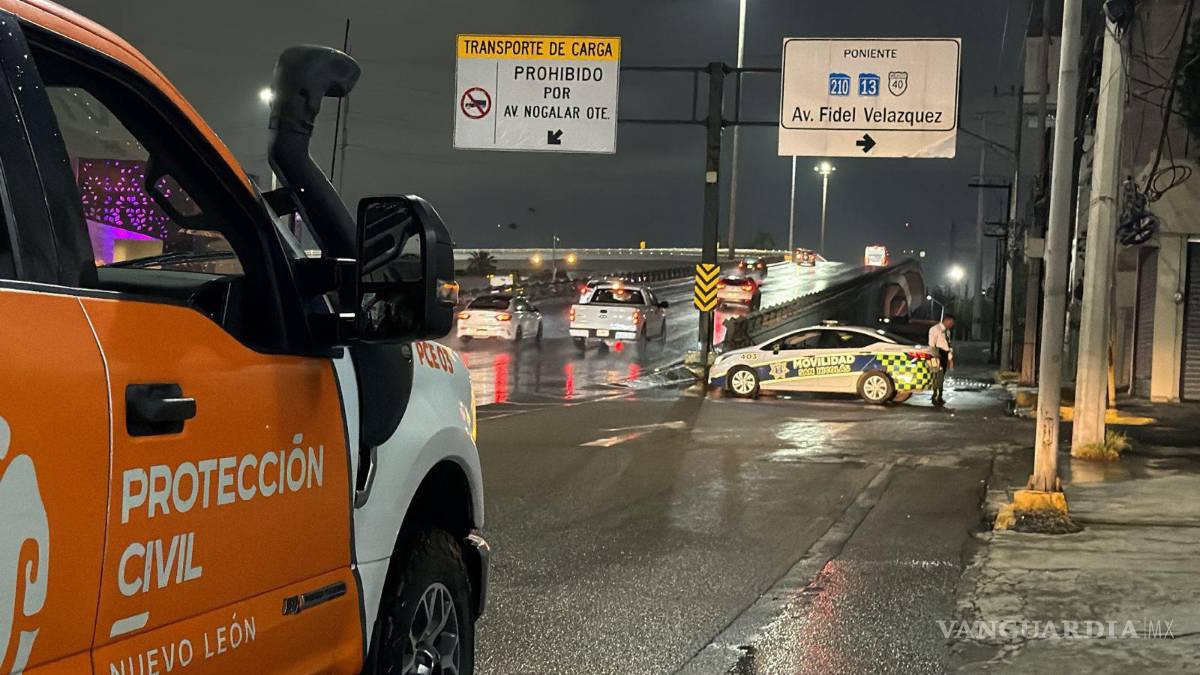 Encharcamientos, inundaciones y más de 40 autos varados por lluvias en Nuevo León