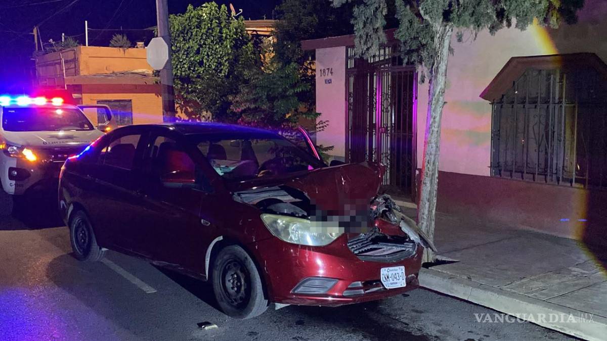 Saltillo: Abandona su auto tras chocar contra camioneta en la Topo Chico