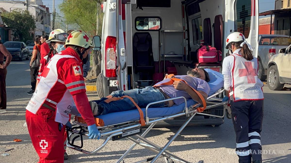 Conductor embiste a motociclista y lo deja herido, en Saltillo