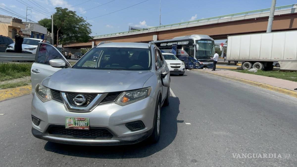 Camioneta se impacta contra autobús de pasajeros, en Saltillo