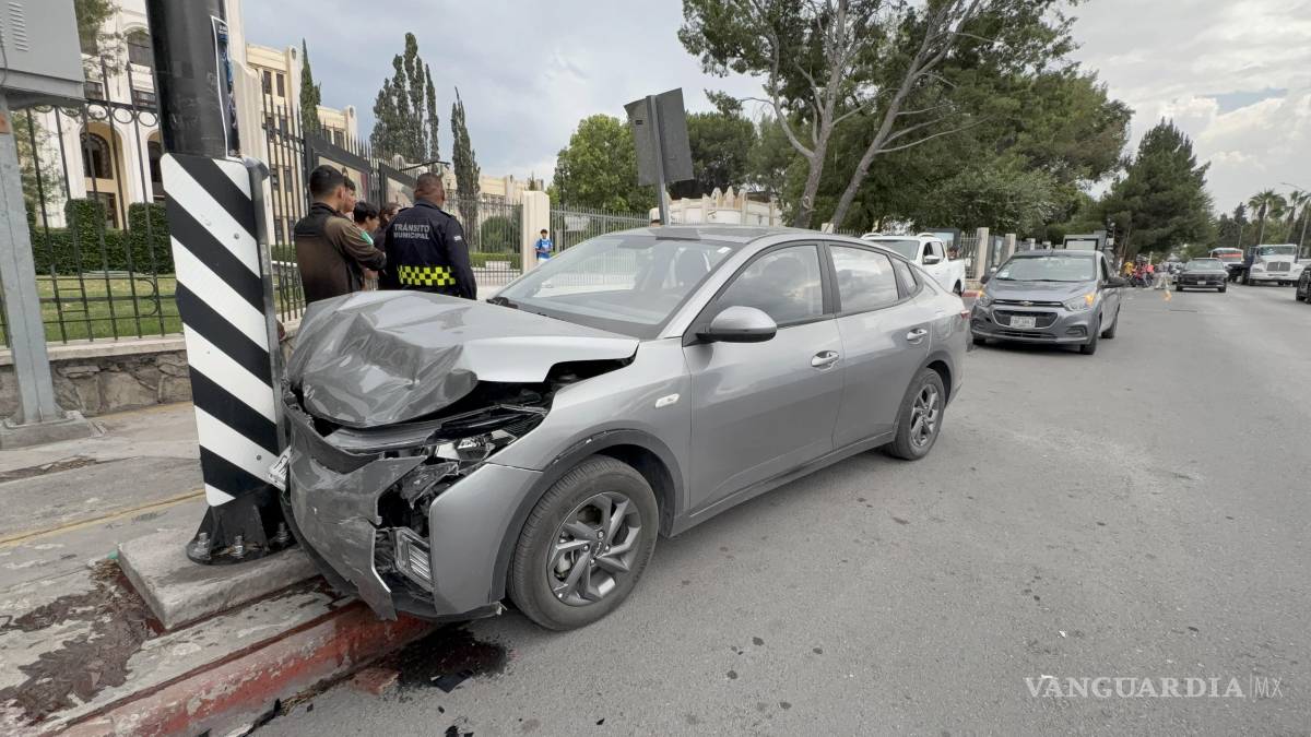 Conductor sufre desmayo y ocasiona accidente múltiple, en Saltillo
