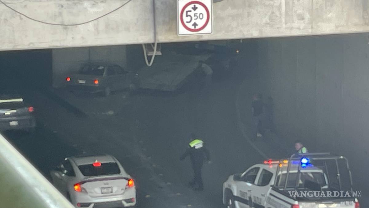 Conductor se impacta contra muros del sarape, en Saltillo