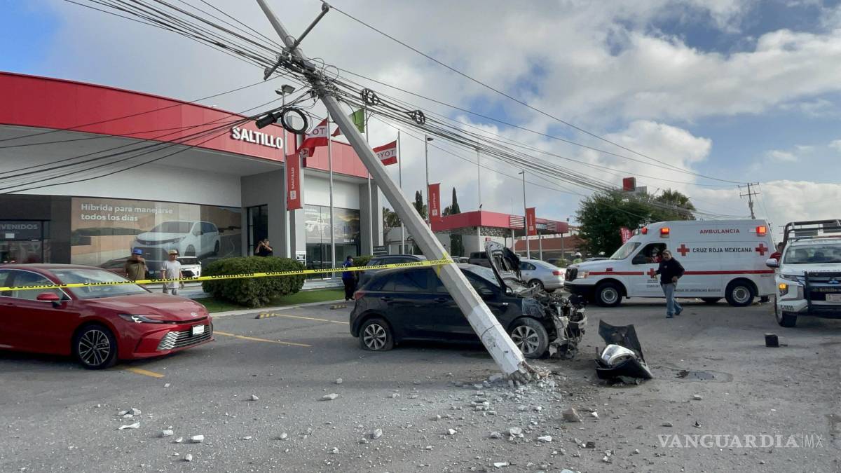 Se salva tras derribar poste en bulevar Venustiano Carranza, en Saltillo
