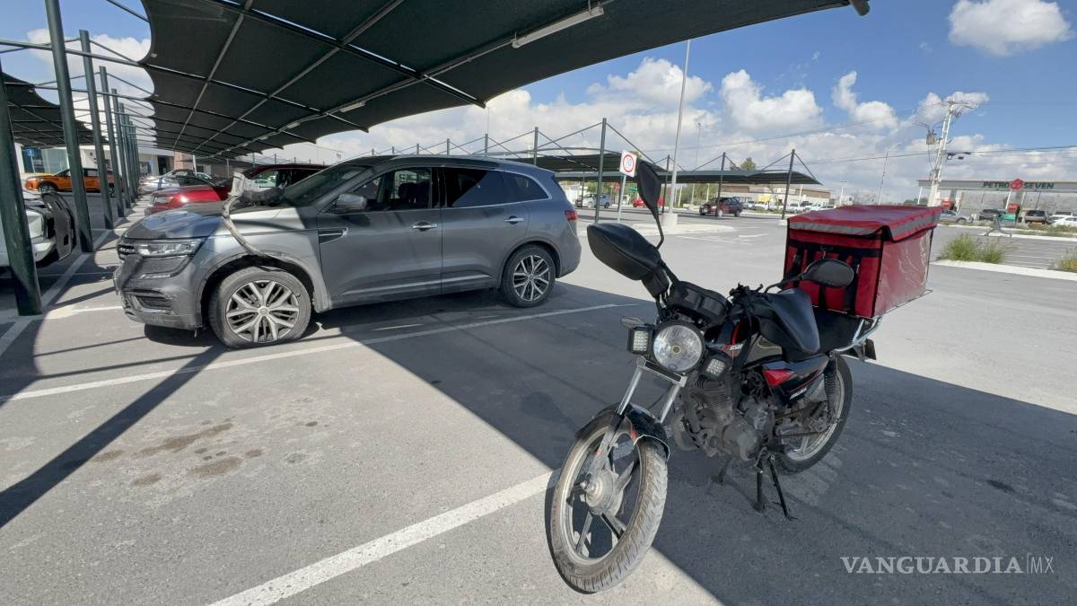 Da vuelta cerrada y derriba a motociclista al norte de Saltillo