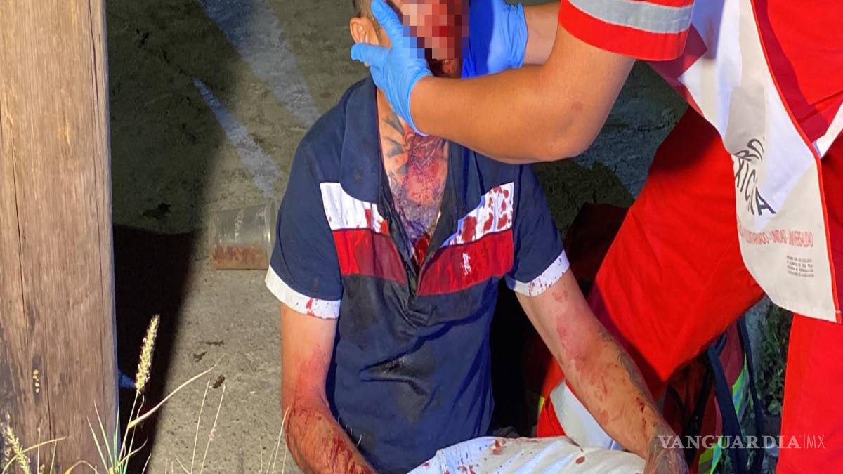 $!Paramédicos de la Cruz Roja brindaron los primeros auxilios al conductor antes de trasladarlo al Hospital General.