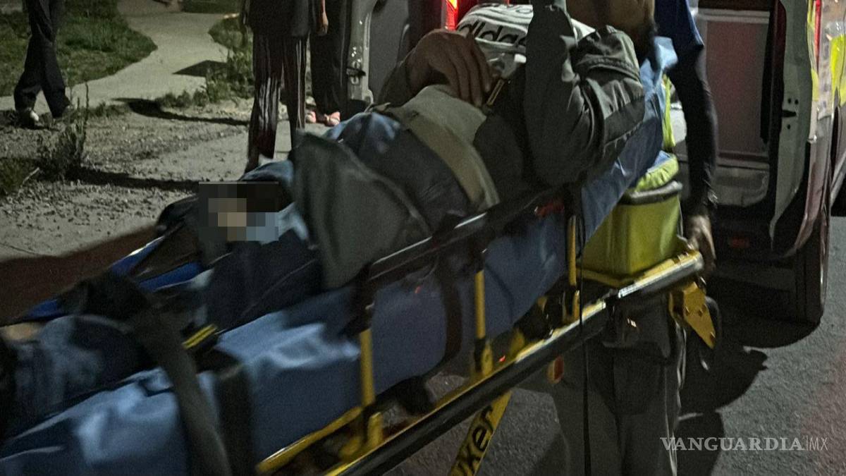 $!Paramédicos brindaron atención prehospitalaria al lesionado y posteriormente lo trasladaron al Hospital Universitario, donde fue reportado fuera de peligro.