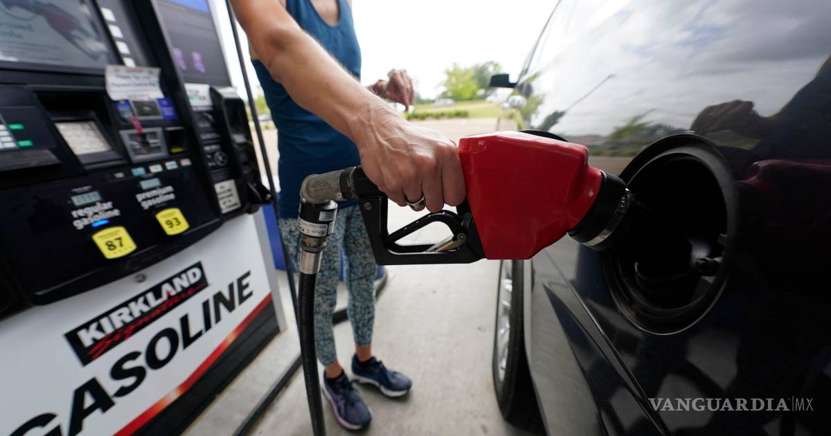 Los precios de la gasolina en EU bajan de 4 dólares desde marzo