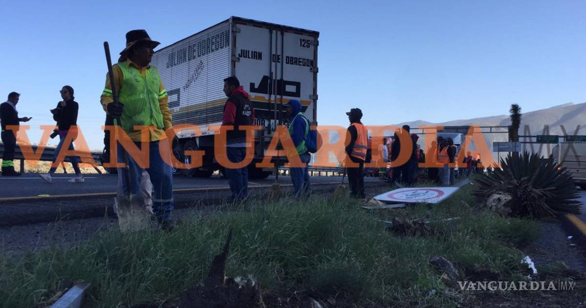 Por falla mecánica tráiler se sale del camino en la 57