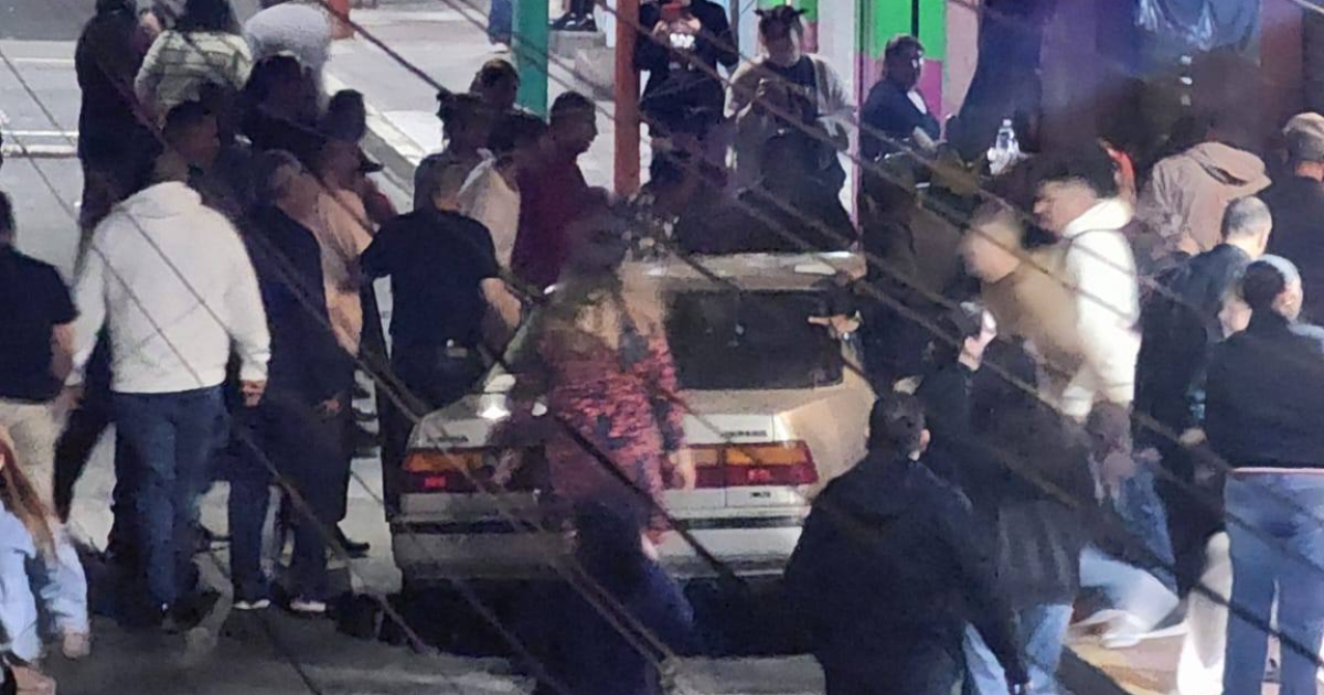 Vehículo irrumpe en desfile de Día de Muertos en Moroleón y embiste a espectadores; hay cinco lesionados