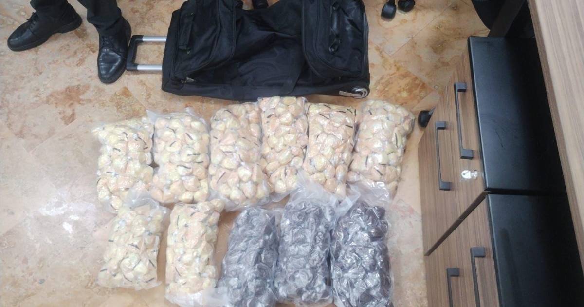 Detienen en Cancún a 3 del CJNG con droga y armas en avión privado