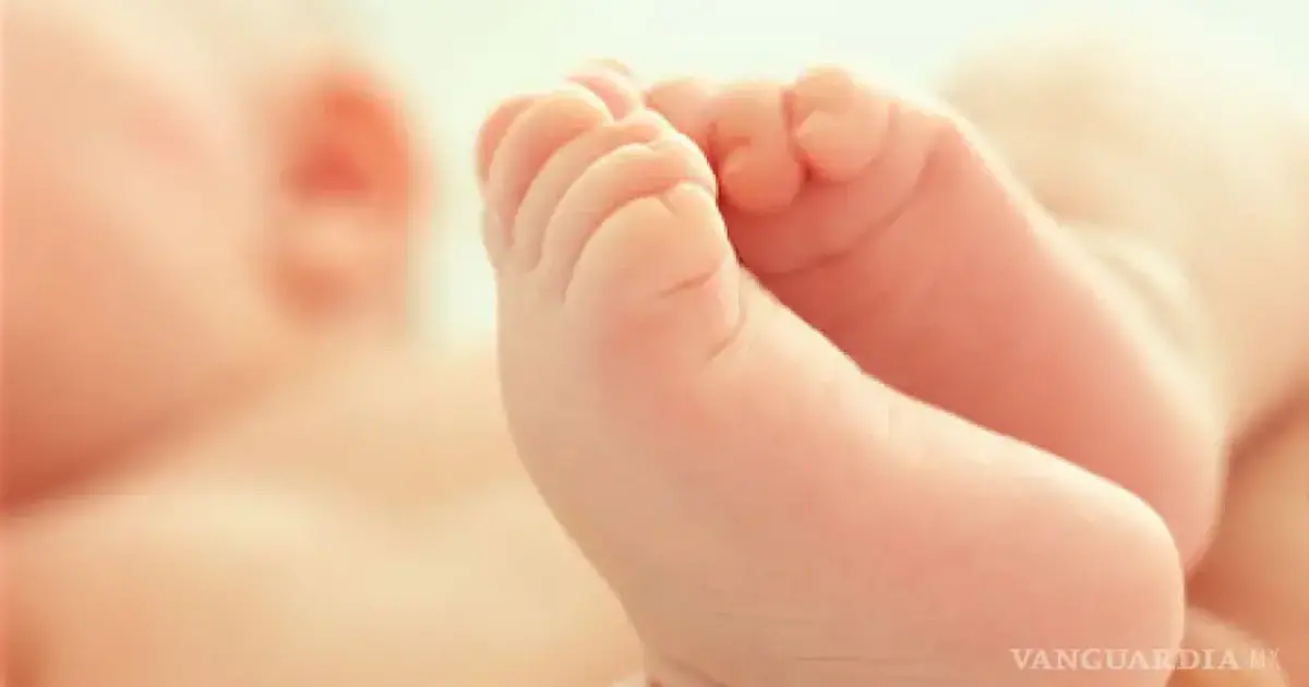 Muere bebé abandonada en baños afuera del Metro en CDMX